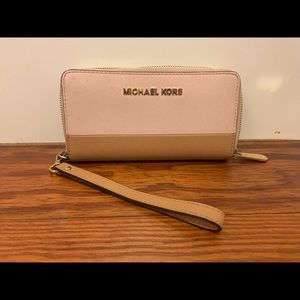 Michael Kors Wallet/ detachable wristlet